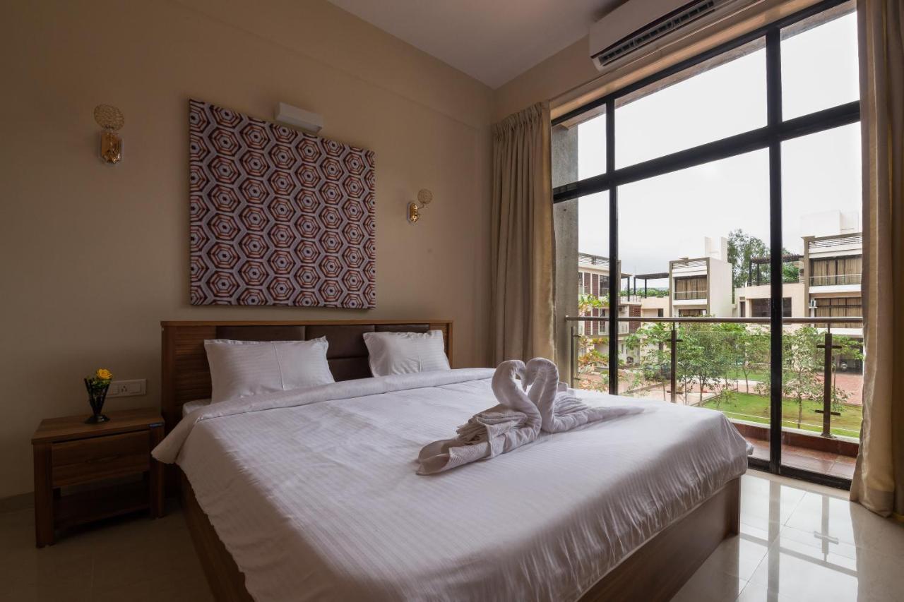 Stayvista'S Greenwoods Villa 10 - City-Center Villa With Private Pool, Terrace, Lift & Carrom Board Lonavala Eksteriør billede